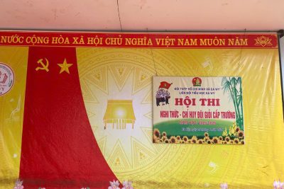 Ngày 27 tháng 4 năm 2026, Liên đội trường TH EaWy đã tổ chức thành công Hội thi “Nghi thức Đội – Chỉ huy Đội giỏi” năm học 2025 – 2026.  Hội thi được tổ chức nhằm rèn luyện kỹ năng thực hành Nghi thức Đội, bồi dưỡng đội ngũ chỉ huy Đội, nâng cao ý thức kỷ luật, tinh thần đoàn kết và xây dựng tổ chức Đội ngày càng vững mạnh.  Tham gia hội thi, các chi đội và đội viên đã thể hiện sự nghiêm túc, tự tin, bản lĩnh qua các phần thi: thực hành Nghi thức Đội, điều hành chỉ huy, xử lý khẩu lệnh, đội hình đội ngũ… Mỗi phần thi đều cho thấy sự tập luyện công phu, tinh thần trách nhiệm và niềm tự hào của đội viên trường TH EaWy.  Hội thi không chỉ là sân chơi bổ ích để các em giao lưu, học hỏi, thể hiện năng lực chỉ huy mà còn góp phần giáo dục truyền thống, bồi dưỡng tác phong nhanh nhẹn, kỷ luật, tinh thần tập thể cho đội viên, thiếu nhi.  🌟 Hội thi “Nghi thức Đội – Chỉ huy Đội giỏi” đã diễn ra để lại nhiều ấn tượng đẹp, góp phần thúc đẩy phong trào công tác Đội và phong trào thiếu nhi của Liên đội trường TH EaWy ngày càng phát triển.  Xin chúc mừng các tập thể, cá nhân đạt thành tích xuất sắc tại hội thi! 💐 Xin cảm ơn quý thầy cô, các anh chị phụ trách và toàn thể đội viên đã góp phần làm nên thành công của chương trình.