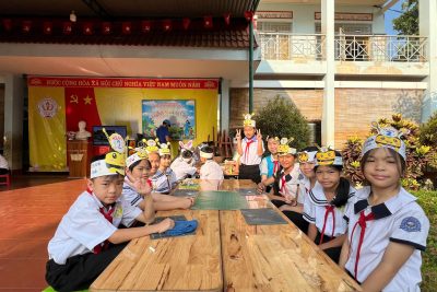 Hôm nay, ngày 29 tháng 04 năm 2026, Liên đội trường TH EaWy tổ chức sinh hoạt “Câu lạc bộ Tiếng Anh” nhằm giúp học sinh nâng cao năng lực ngoại ngữ, rèn luyện kỹ năng giao tiếp, tạo môi trường học tập vui tươi, bổ ích và khơi dậy niềm yêu thích môn Tiếng Anh trong đội viên, thiếu nhi nhà trường.  Với nhiều hoạt động sôi nổi như giao lưu, trò chơi, đố vui, hát, đóng vai và thực hành giao tiếp tiếng Anh, chương trình đã mang đến cho các em một sân chơi học tập hấp dẫn, giúp các em học mà chơi – chơi mà học, mạnh dạn, tự tin hơn khi sử dụng tiếng Anh.  Câu lạc bộ không chỉ là nơi để học sinh giao lưu, học hỏi, mở rộng vốn từ và phát triển kỹ năng ngôn ngữ, mà còn góp phần thực hiện phong trào xây dựng trường học thân thiện, học sinh tích cực, từng bước nâng cao chất lượng dạy và học ngoại ngữ trong nhà trường.  🌈 Buổi sinh hoạt diễn ra trong không khí hào hứng, vui tươi, để lại nhiều trải nghiệm ý nghĩa cho các em học sinh. Đây cũng là hoạt động thiết thực góp phần phát triển năng lực, phẩm chất học sinh theo định hướng giáo dục toàn diện.  💐 Chúc Câu lạc bộ Tiếng Anh của Liên đội trường TH EaWy ngày càng phát triển, trở thành sân chơi bổ ích, lý thú cho đội viên, thiếu nhi.